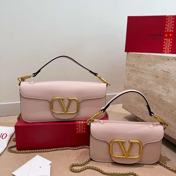 Essentials The new baguette bag is simple and elegant, has a lazy street style, is light in weight and has impressive capacity. It is fashionable and practical, so it is fashionable and esse