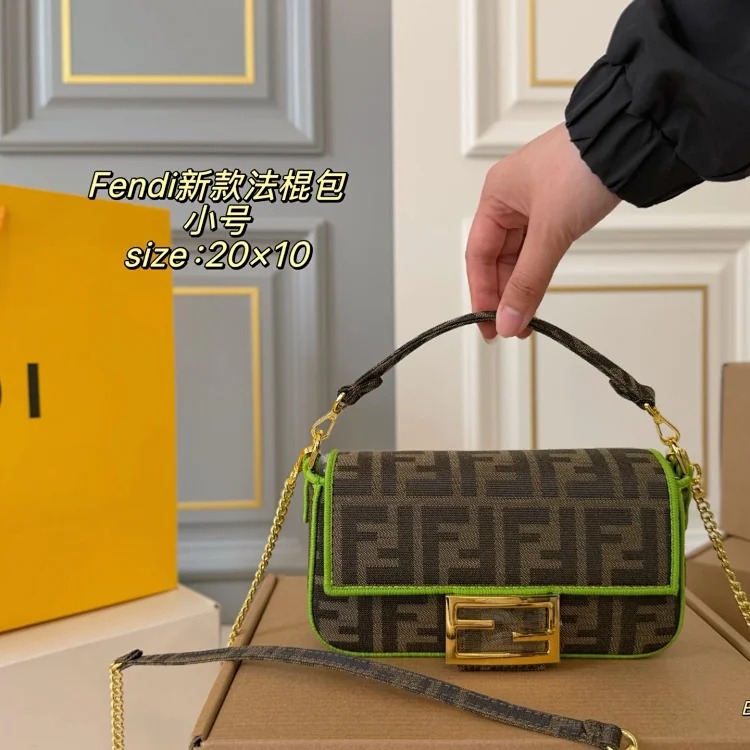 Essentials The new baguette bag is simple and elegant, has a lazy street style, is light in weight and has impressive capacity. It is fashionable and practical, so it is fashionable and esse