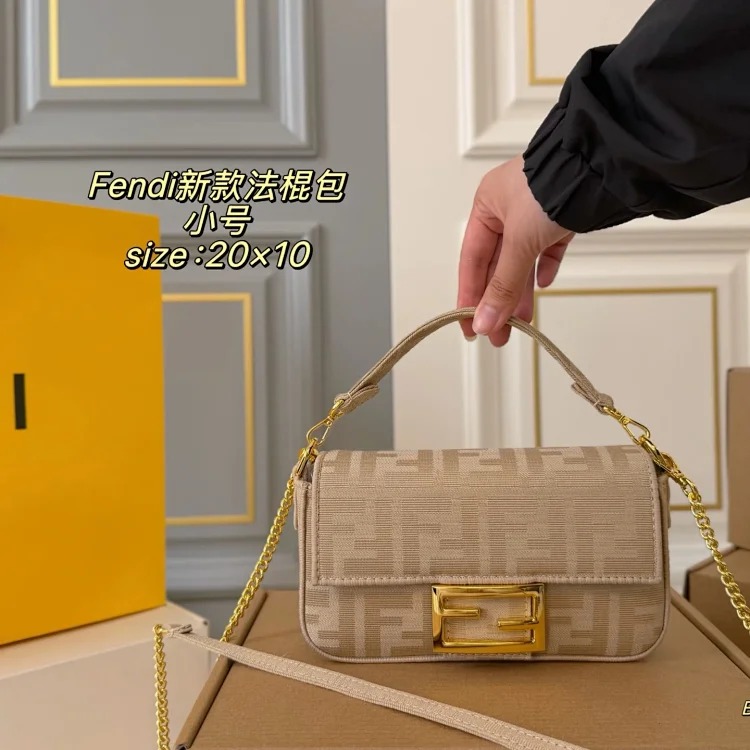 Essentials The new baguette bag is simple and elegant, has a lazy street style, is light in weight and has impressive capacity. It is fashionable and practical, so it is fashionable and esse