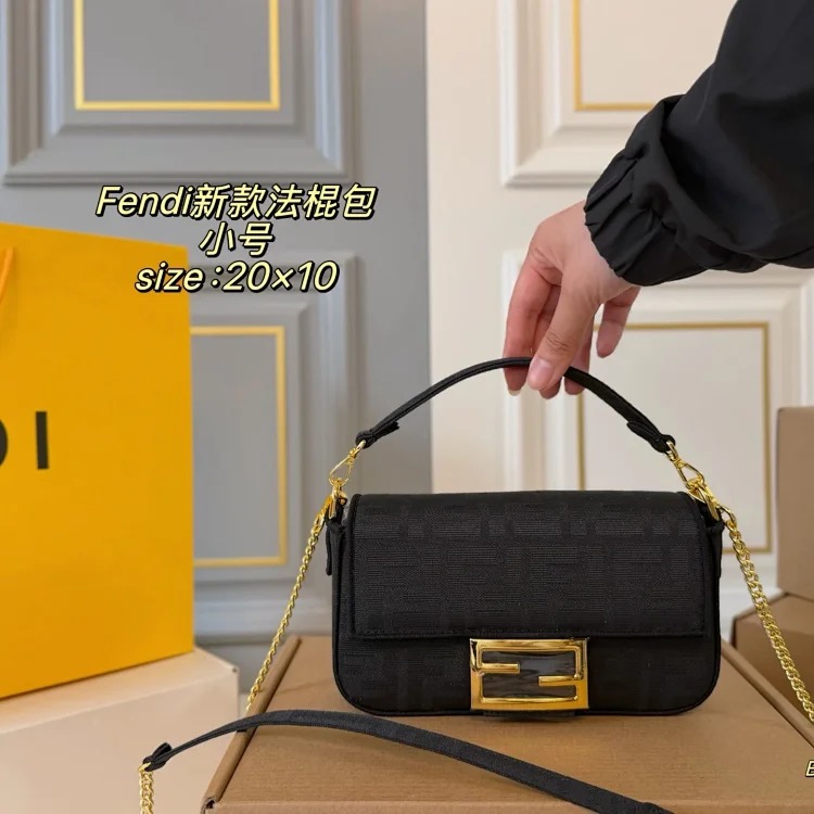 Essentials The new baguette bag is simple and elegant, has a lazy street style, is light in weight and has impressive capacity. It is fashionable and practical, so it is fashionable and esse