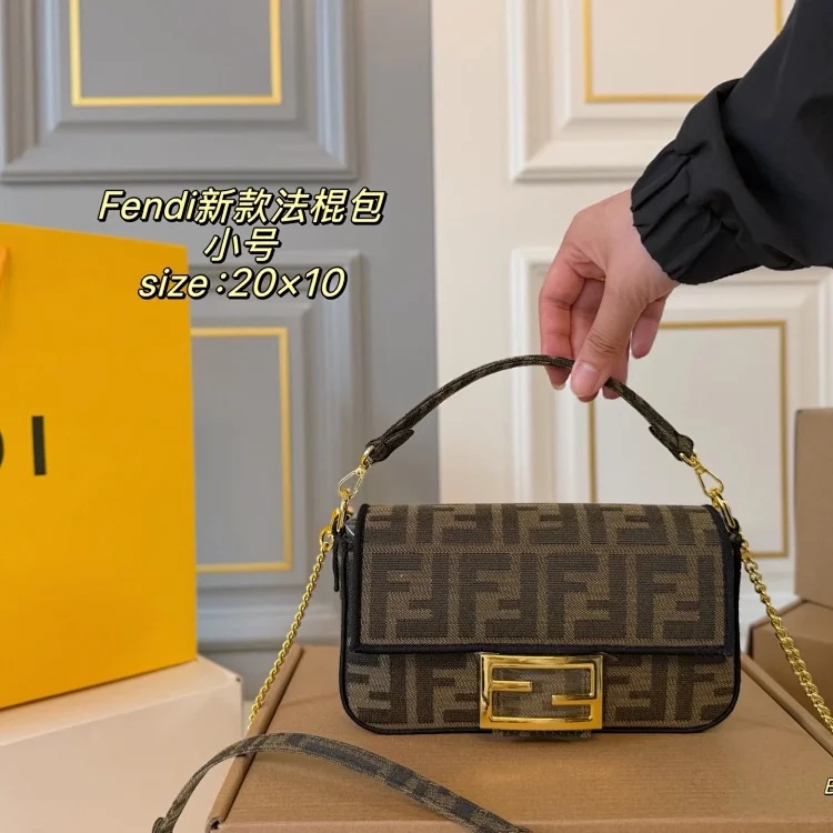 Essentials The new baguette bag is simple and elegant, has a lazy street style, is light in weight and has impressive capacity. It is fashionable and practical, so it is fashionable and esse