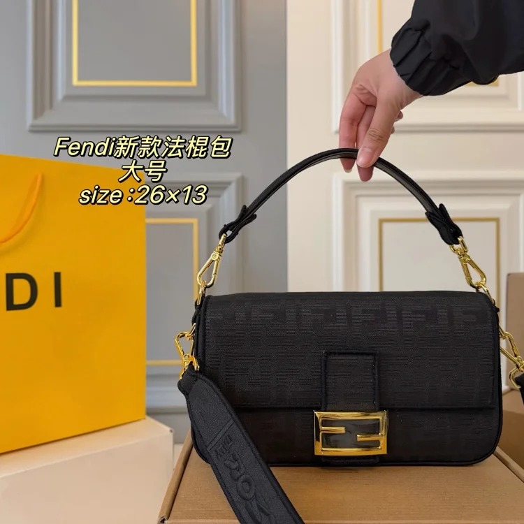 Essentials The new baguette bag is simple and elegant, has a lazy street style, is light in weight and has impressive capacity. It is fashionable and practical, so it is fashionable and esse