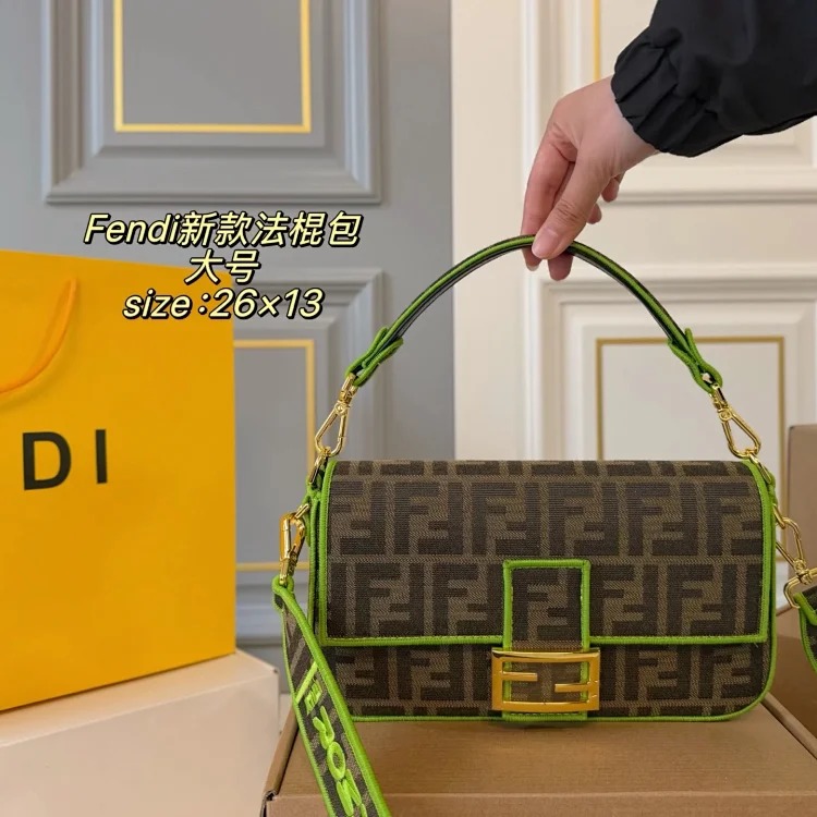 Essentials The new baguette bag is simple and elegant, has a lazy street style, is light in weight and has impressive capacity. It is fashionable and practical, so it is fashionable and esse