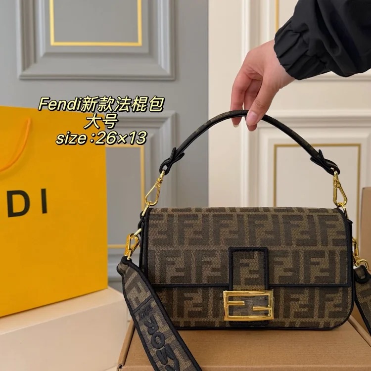 Essentials The new baguette bag is simple and elegant, has a lazy street style, is light in weight and has impressive capacity. It is fashionable and practical, so it is fashionable and esse