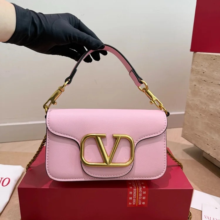 Essentials The new baguette bag is simple and elegant, has a lazy street style, is light in weight and has impressive capacity. It is fashionable and practical, so it is fashionable and esse