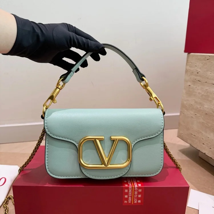 Essentials The new baguette bag is simple and elegant, has a lazy street style, is light in weight and has impressive capacity. It is fashionable and practical, so it is fashionable and esse