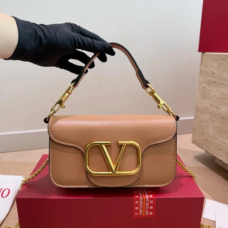 Essentials The new baguette bag is simple and elegant, has a lazy street style, is light in weight and has impressive capacity. It is fashionable and practical, so it is fashionable and esse