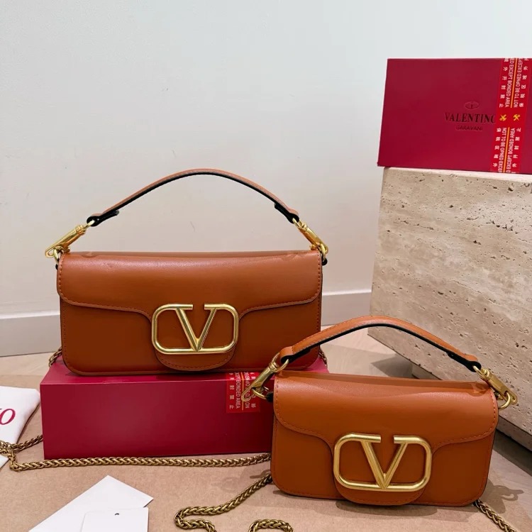 Essentials The new baguette bag is simple and elegant, has a lazy street style, is light in weight and has impressive capacity. It is fashionable and practical, so it is fashionable and esse