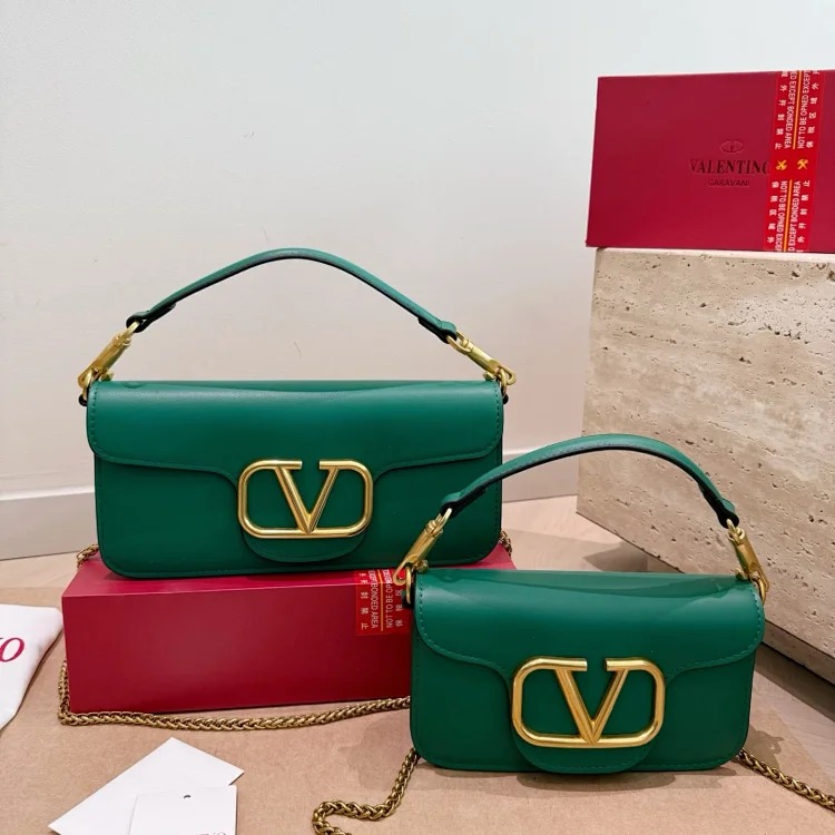 Essentials The new baguette bag is simple and elegant, has a lazy street style, is light in weight and has impressive capacity. It is fashionable and practical, so it is fashionable and esse