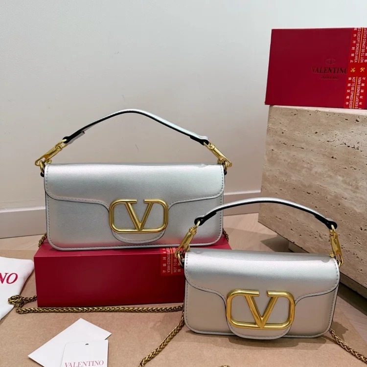 Essentials The new baguette bag is simple and elegant, has a lazy street style, is light in weight and has impressive capacity. It is fashionable and practical, so it is fashionable and esse