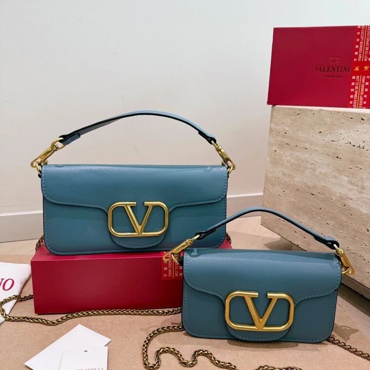 Essentials The new baguette bag is simple and elegant, has a lazy street style, is light in weight and has impressive capacity. It is fashionable and practical, so it is fashionable and esse