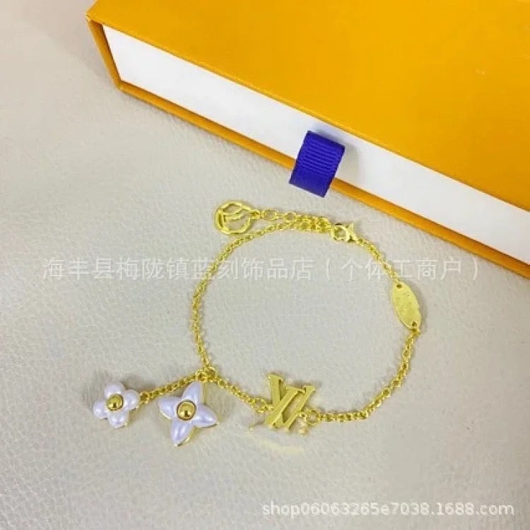 V letter Seiko four-leaf clover seven flowers full diamond bracelet women's European and American versatile light luxury hand accessories hot style