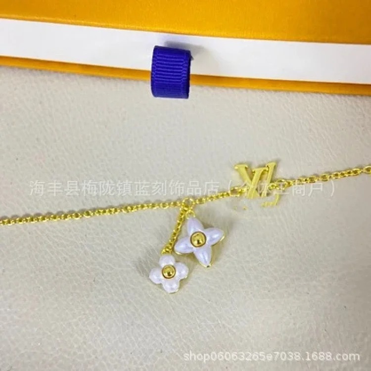 V letter Seiko four-leaf clover seven flowers full diamond bracelet women's European and American versatile light luxury hand accessories hot style