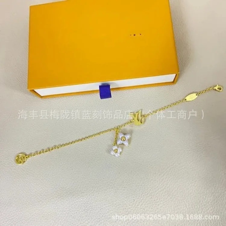 V letter Seiko four-leaf clover seven flowers full diamond bracelet women's European and American versatile light luxury hand accessories hot style
