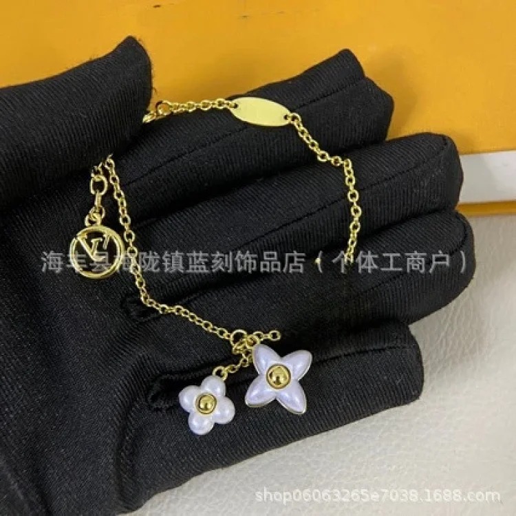 V letter Seiko four-leaf clover seven flowers full diamond bracelet women's European and American versatile light luxury hand accessories hot style