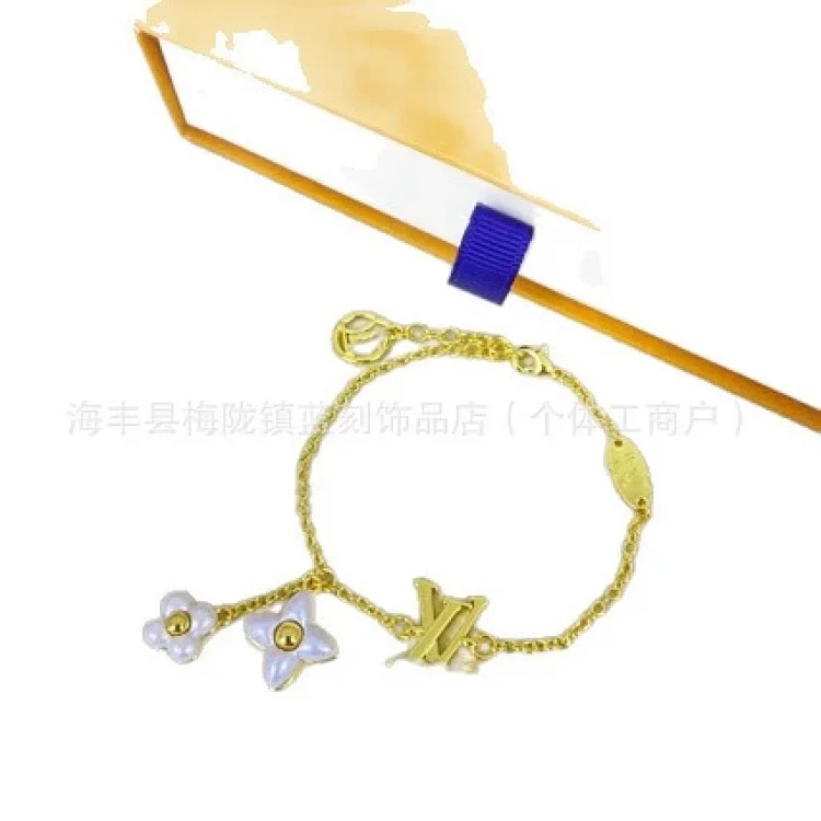 V letter Seiko four-leaf clover seven flowers full diamond bracelet women's European and American versatile light luxury hand accessories hot style