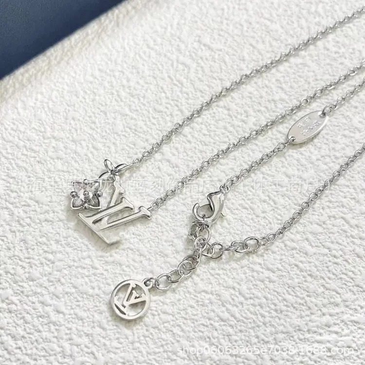 High flower star with diamond V letter necklace, exquisite, simple and high-end, gift to girlfriend, factory direct sale