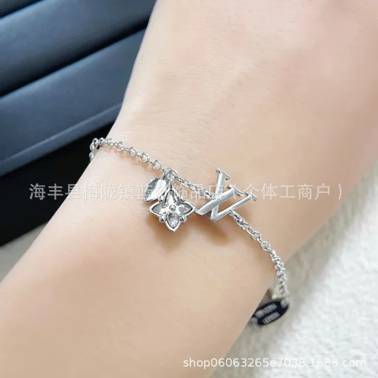High flower star with diamond V letter necklace, exquisite, simple and high-end, gift to girlfriend, factory direct sale