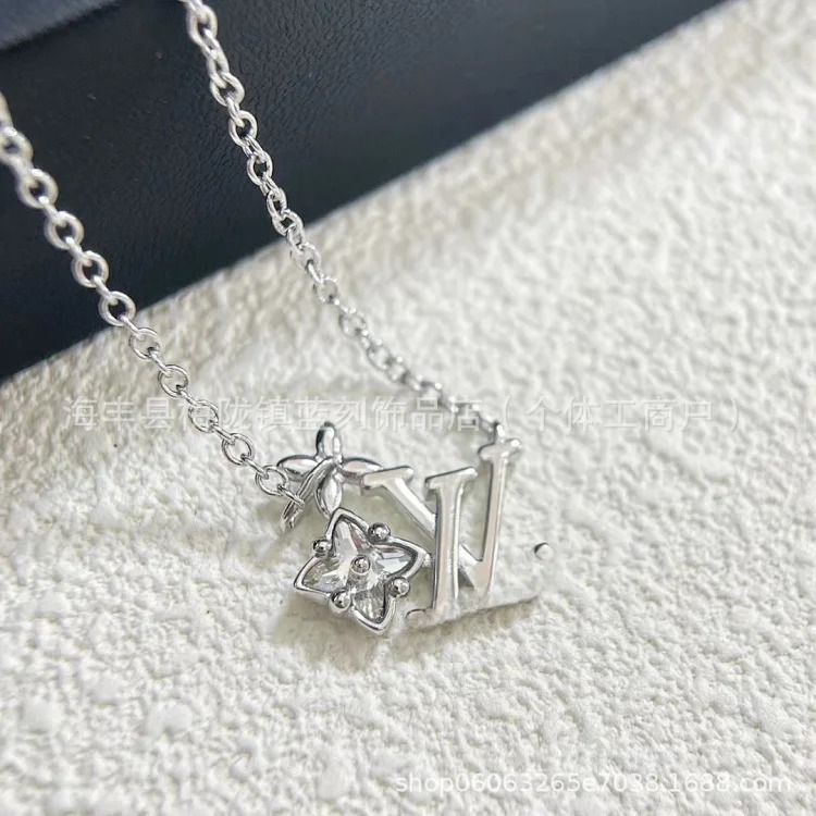 High flower star with diamond V letter necklace, exquisite, simple and high-end, gift to girlfriend, factory direct sale