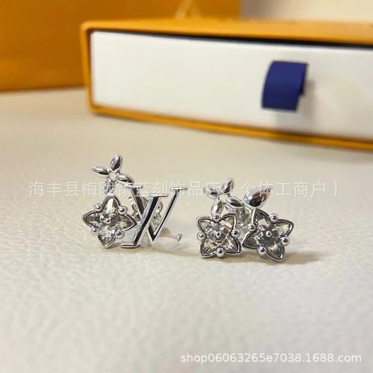 High flower star with diamond V letter necklace, exquisite, simple and high-end, gift to girlfriend, factory direct sale