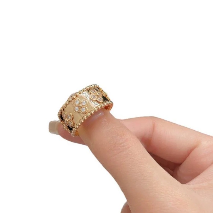 V gold thick-plated 18K gold four-leaf clover kaleidoscope flower petals ring ring manufacturer direct sales gold-plated new model