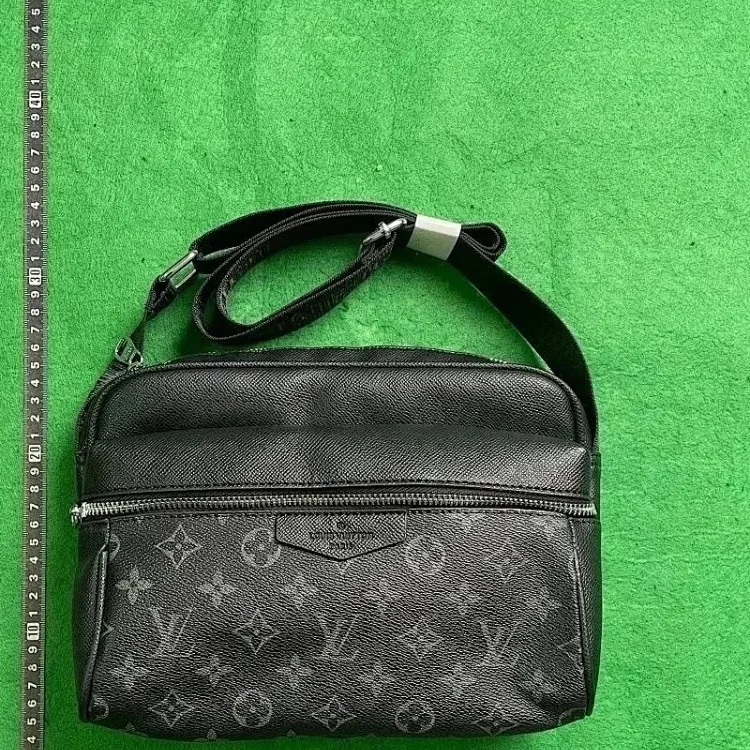 I-1's unique design highlights your personality and makes your bag a fashion focus. image 2