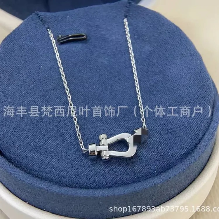 High of the new Ferre family horseshoe buckle full of diamond necklace women's V gold small diamond pendant clavicle chain wholesale manufacturer image 2