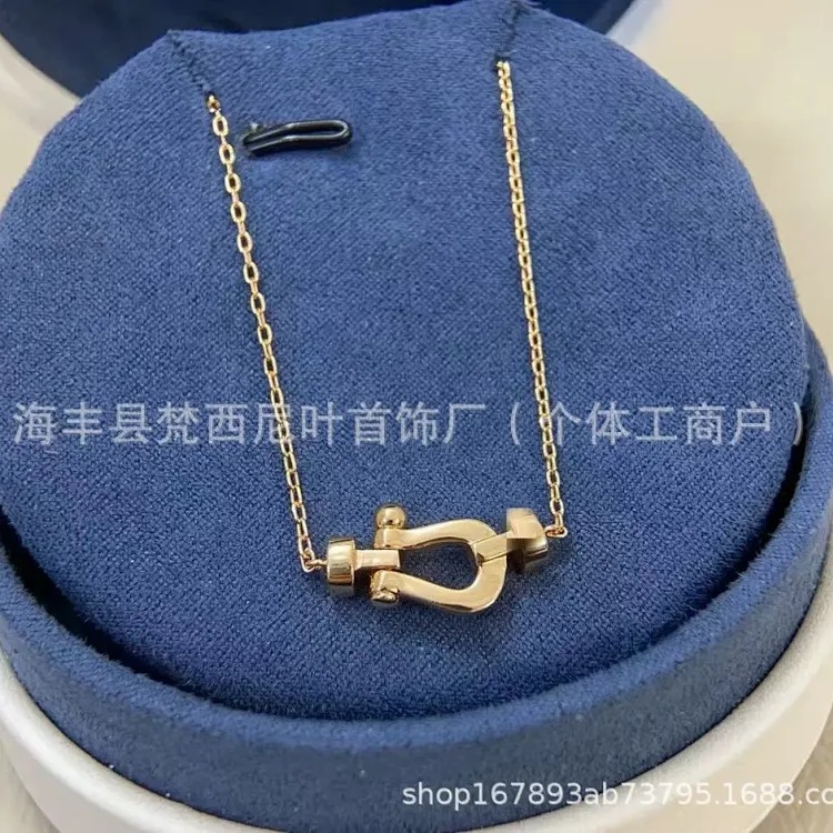 High of the new Ferre family horseshoe buckle full of diamond necklace women's V gold small diamond pendant clavicle chain wholesale manufacturer image 3