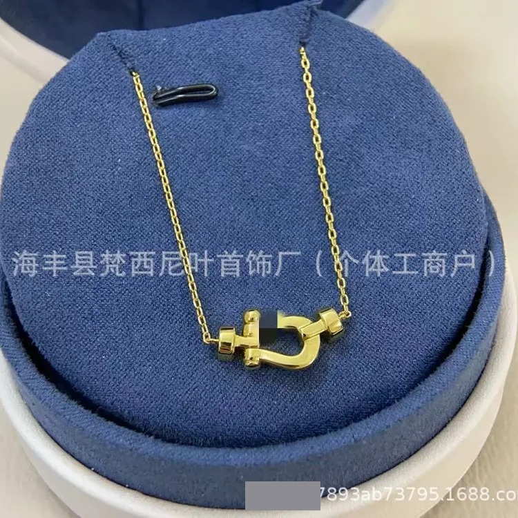 High of the new Ferre family horseshoe buckle full of diamond necklace women's V gold small diamond pendant clavicle chain wholesale manufacturer image 4