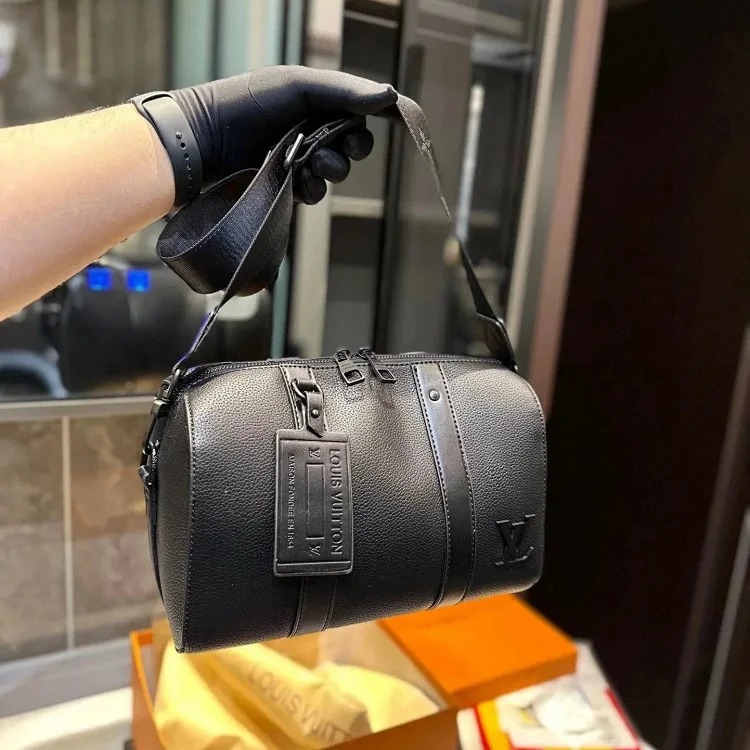 LS05-- popular crossbody bag image 4