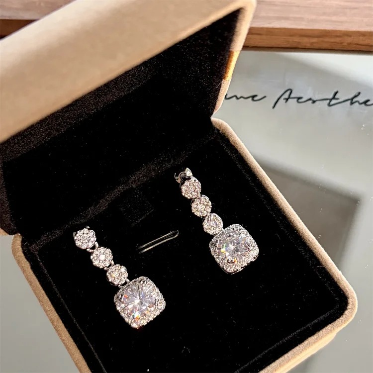 Zhao Lusi and Xu Yan's same style full-diamond earrings, light luxury, high-end and elegant, daily earrings for women, Xu me is dazzling