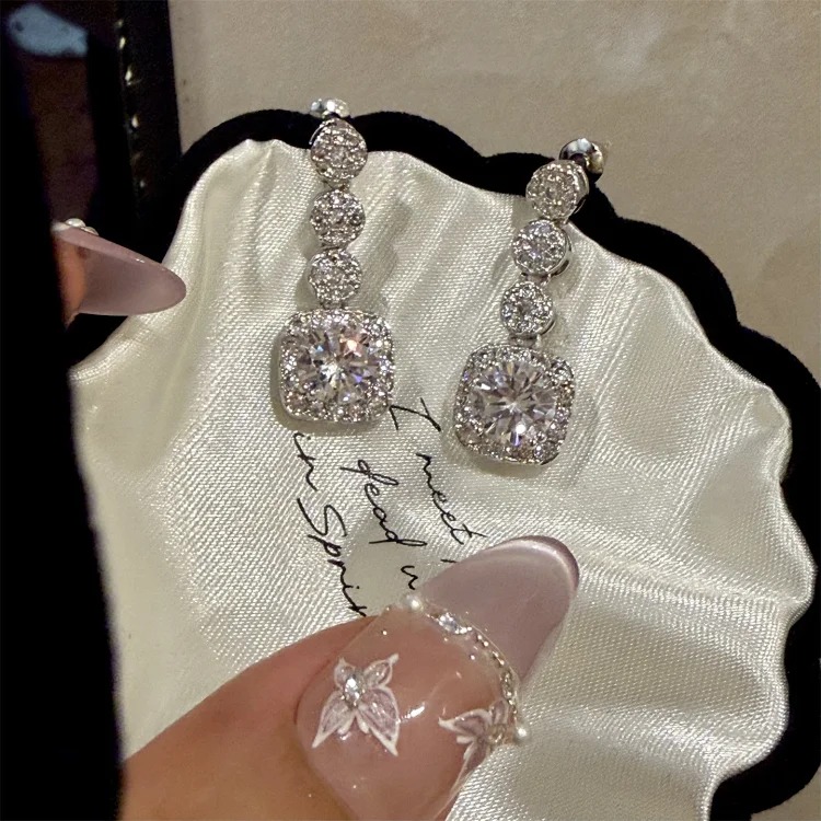Zhao Lusi and Xu Yan's same style full-diamond earrings, light luxury, high-end and elegant, daily earrings for women, Xu me is dazzling