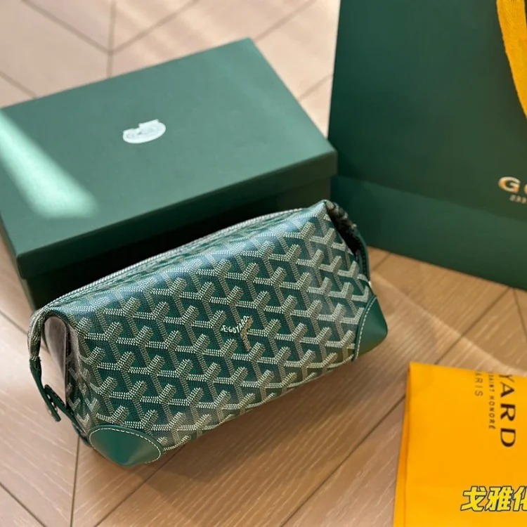 Fashionable and versatile toiletry bag image 2