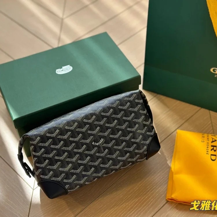Fashionable and versatile toiletry bag image 3