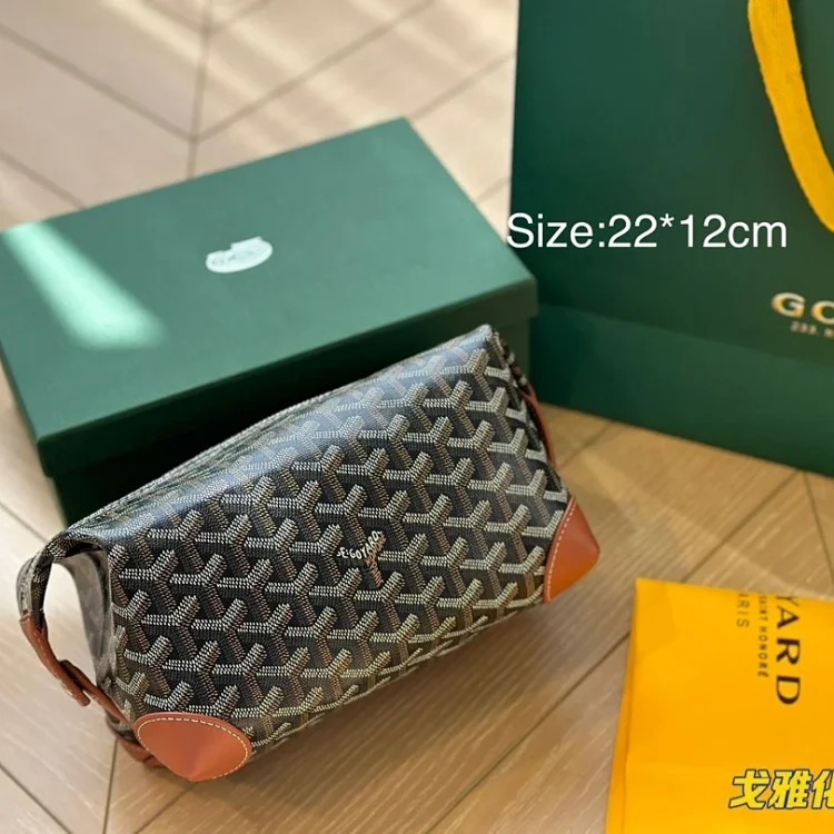 Fashionable and versatile toiletry bag image 4