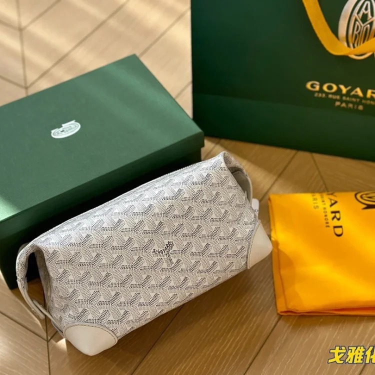 Fashionable and versatile toiletry bag image 6