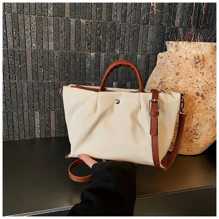 2026 New Women's Bag Large Capacity Casual Commuting Shoulder Bag Women's Lightweight Simple Portable Fashion Temperament Tote Bag
