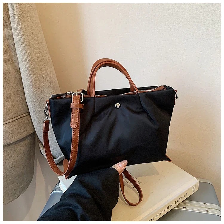 2026 New Women's Bag Large Capacity Casual Commuting Shoulder Bag Women's Lightweight Simple Portable Fashion Temperament Tote Bag