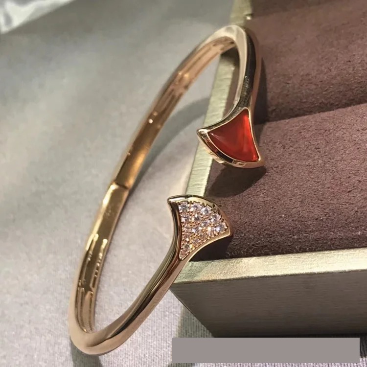 Skirt natural mother-of-pearl bracelet Chinese Valentine's Day small fan fan-shaped white green ruby inlaid diamond bracelet jewelry for women