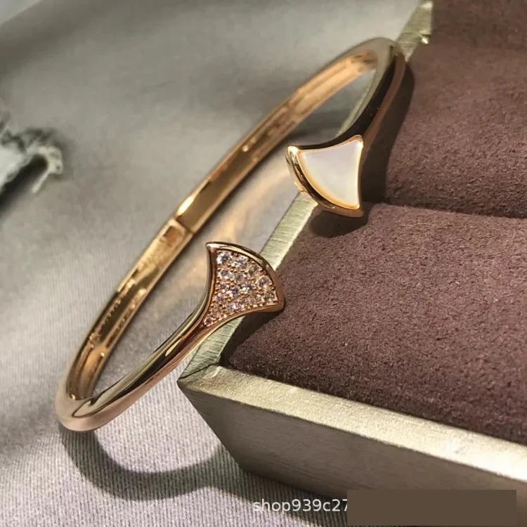 Skirt natural mother-of-pearl bracelet Chinese Valentine's Day small fan fan-shaped white green ruby inlaid diamond bracelet jewelry for women
