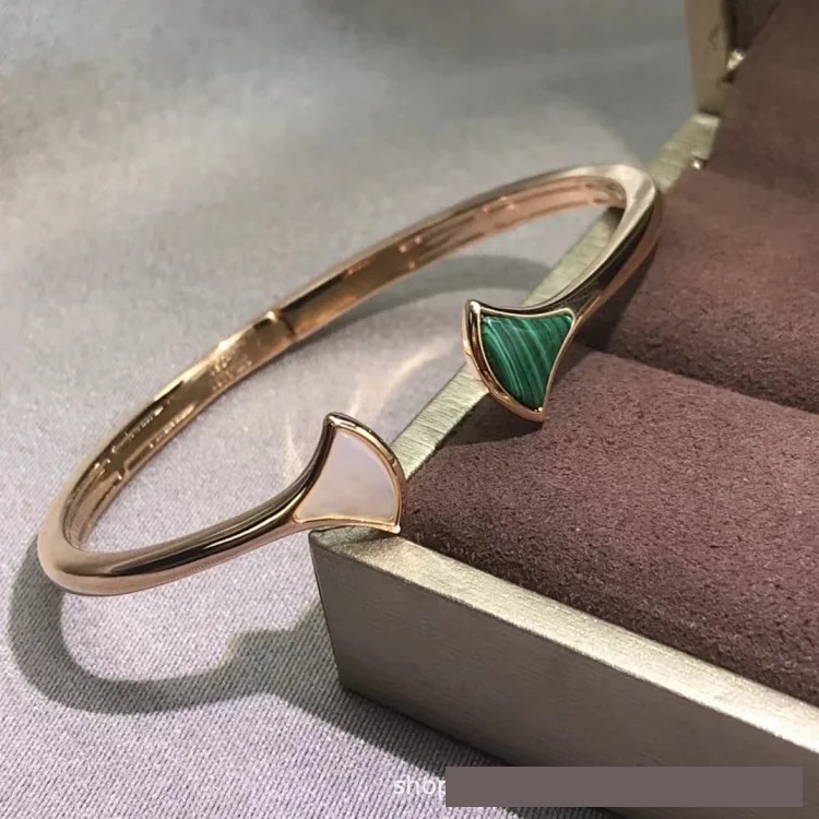 Skirt natural mother-of-pearl bracelet Chinese Valentine's Day small fan fan-shaped white green ruby inlaid diamond bracelet jewelry for women