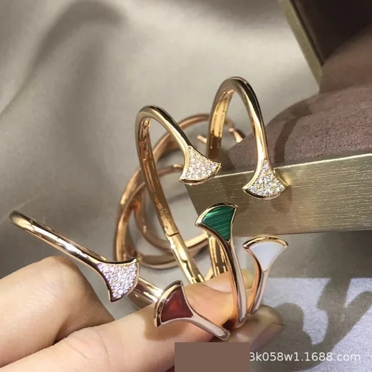 Skirt natural mother-of-pearl bracelet Chinese Valentine's Day small fan fan-shaped white green ruby inlaid diamond bracelet jewelry for women
