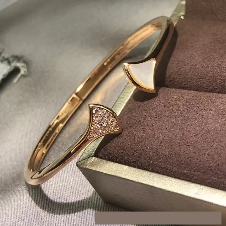 Skirt natural mother-of-pearl bracelet Chinese Valentine's Day small fan fan-shaped white green ruby inlaid diamond bracelet jewelry for women