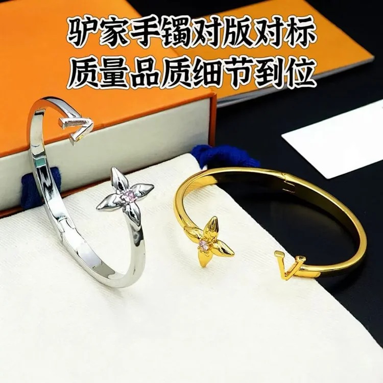 Cross-border popular Asian gold V letter four-leaf pollen diamond open bracelet Women's versatile flower single diamond bracelet