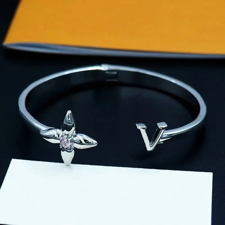 Cross-border popular Asian gold V letter four-leaf pollen diamond open bracelet Women's versatile flower single diamond bracelet