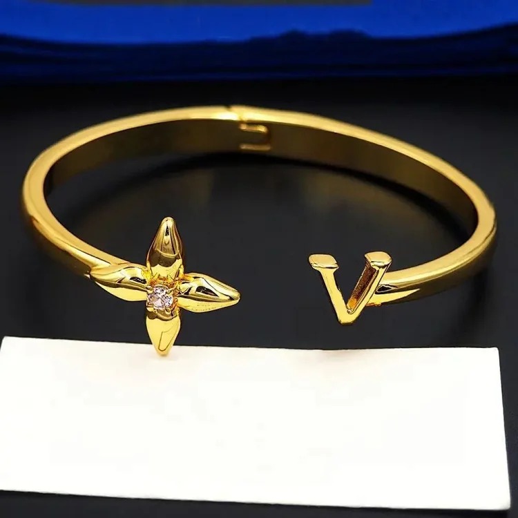 Cross-border popular Asian gold V letter four-leaf pollen diamond open bracelet Women's versatile flower single diamond bracelet