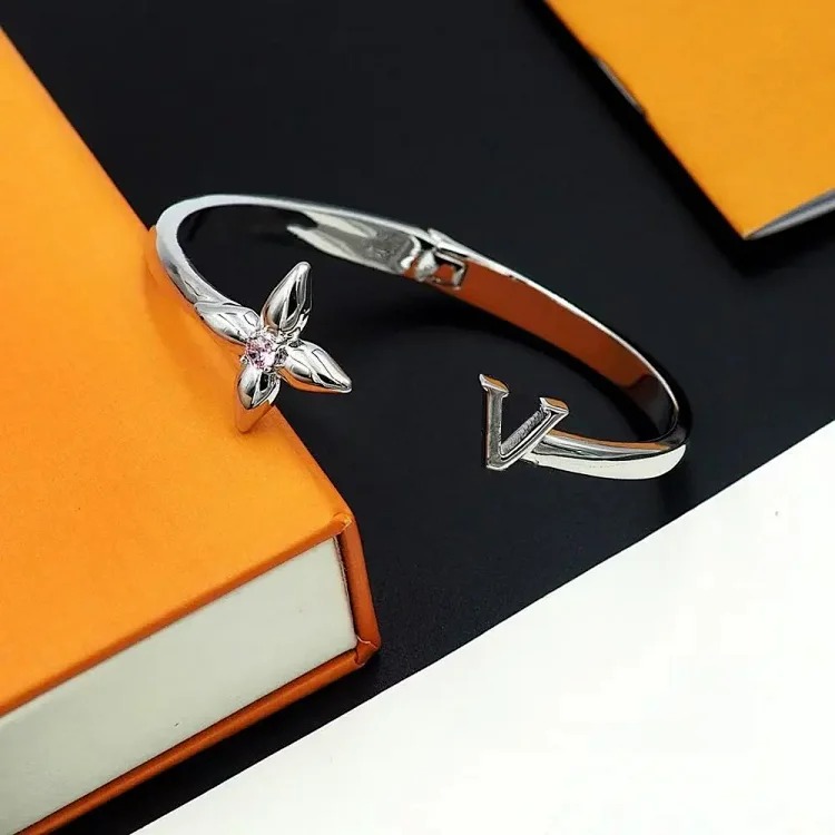 Cross-border popular Asian gold V letter four-leaf pollen diamond open bracelet Women's versatile flower single diamond bracelet