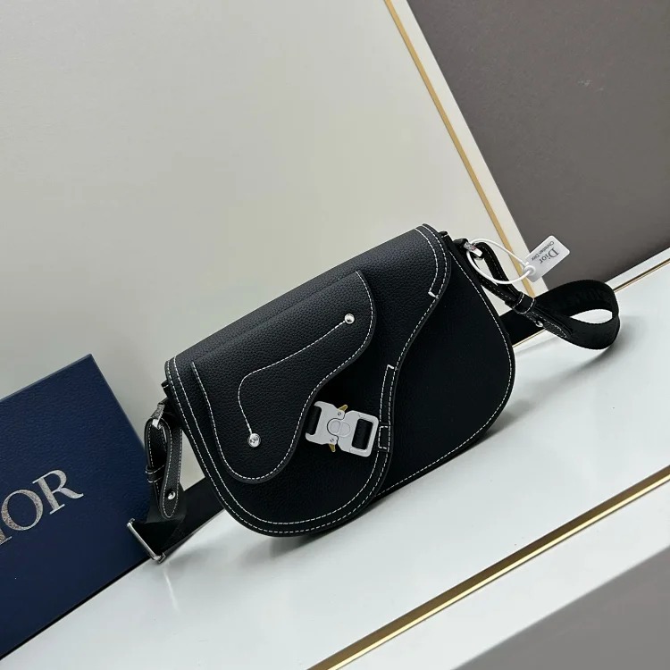 Dior Saddle bag messenger bag series collection. Grained cow leather