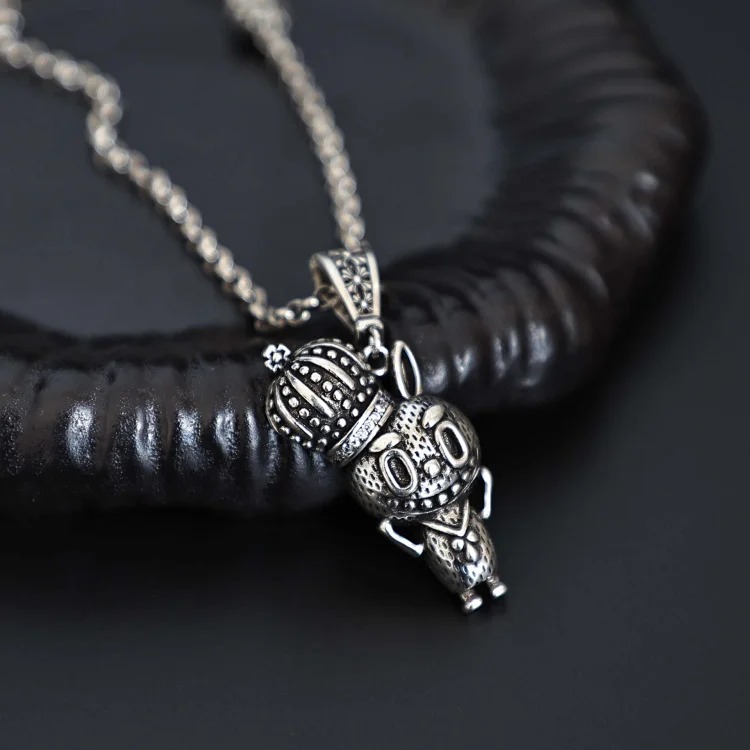 2026 New Retro Crown Lab Cloth Necklace Trendy Versatile Fashion Unisex Cool Necklace Sweater Chain Niche