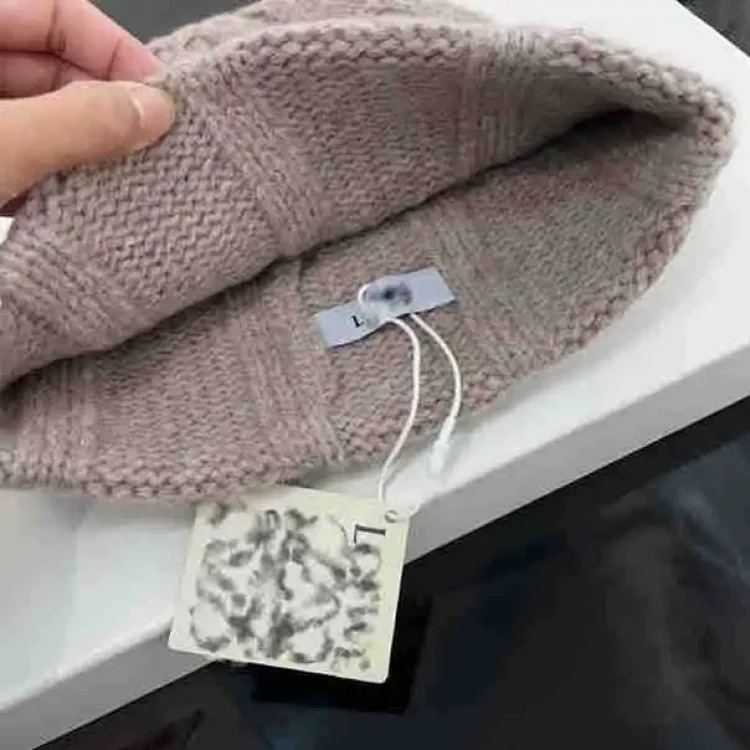 Lee Lowe 25 Autumn and Winter Contrast Color Leather Patch Ribbed Knit Hat Beanie Hat for Men and Women Available in Six Colors